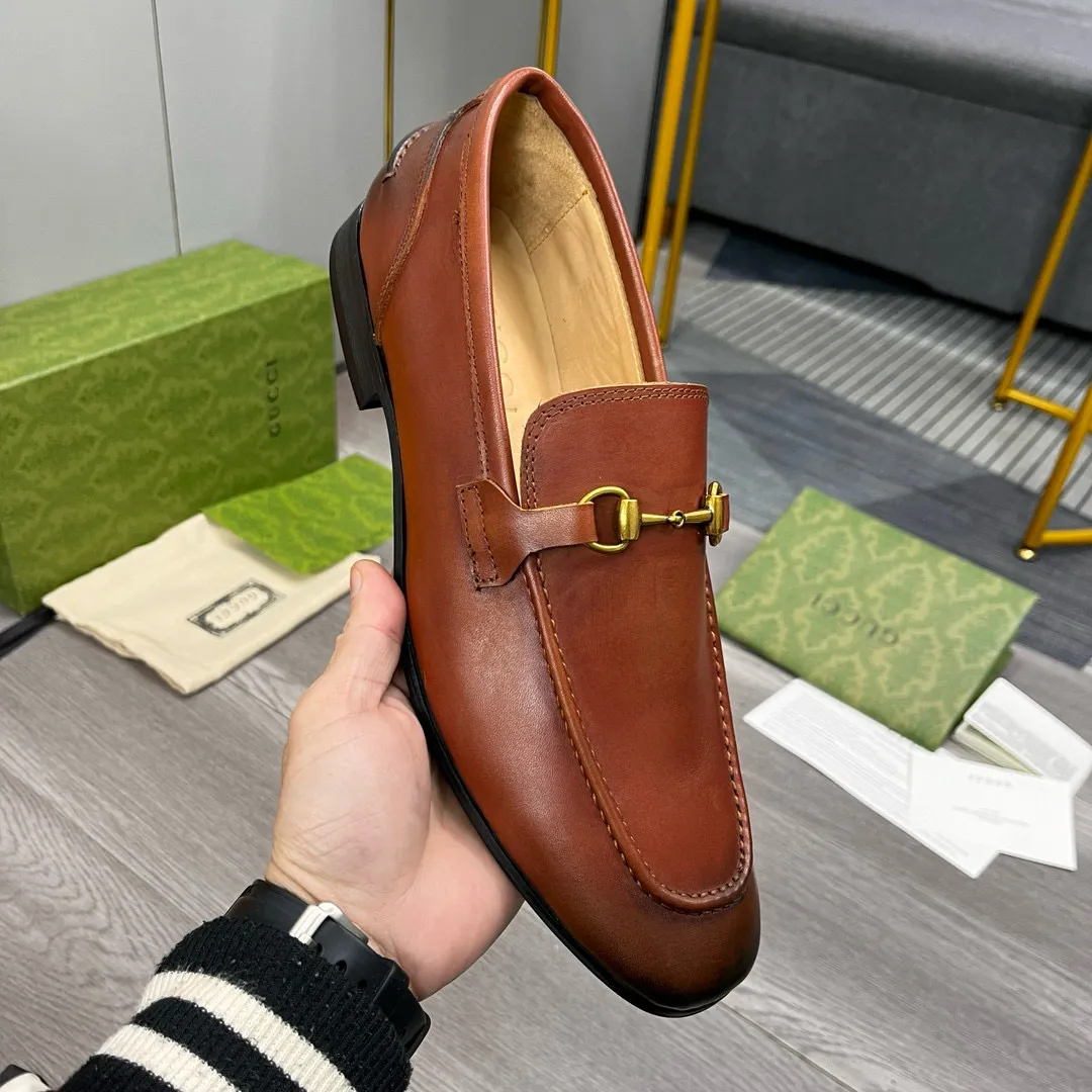 Ex-factory price: 480💰-(Gucci) men’s loafers! Genuine molded horsebit, a classic must-have for your shoe cabinet! The feet are particularly delicate! This Gucci original version is a set last, and we are consistent with the counter! Therefore, it is more comfortable in terms of last shape and comfort! Take it to the counter and compare at will! Good shoes are more than just what they make! But grasp the essence from the inside out! Material: Imported first-layer cowhide! Genuine leather outsole imported from Italy, size: 39-44 (38/45 customized, non-refundable)